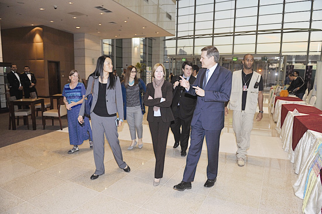 السفير الاميركي حاضراً