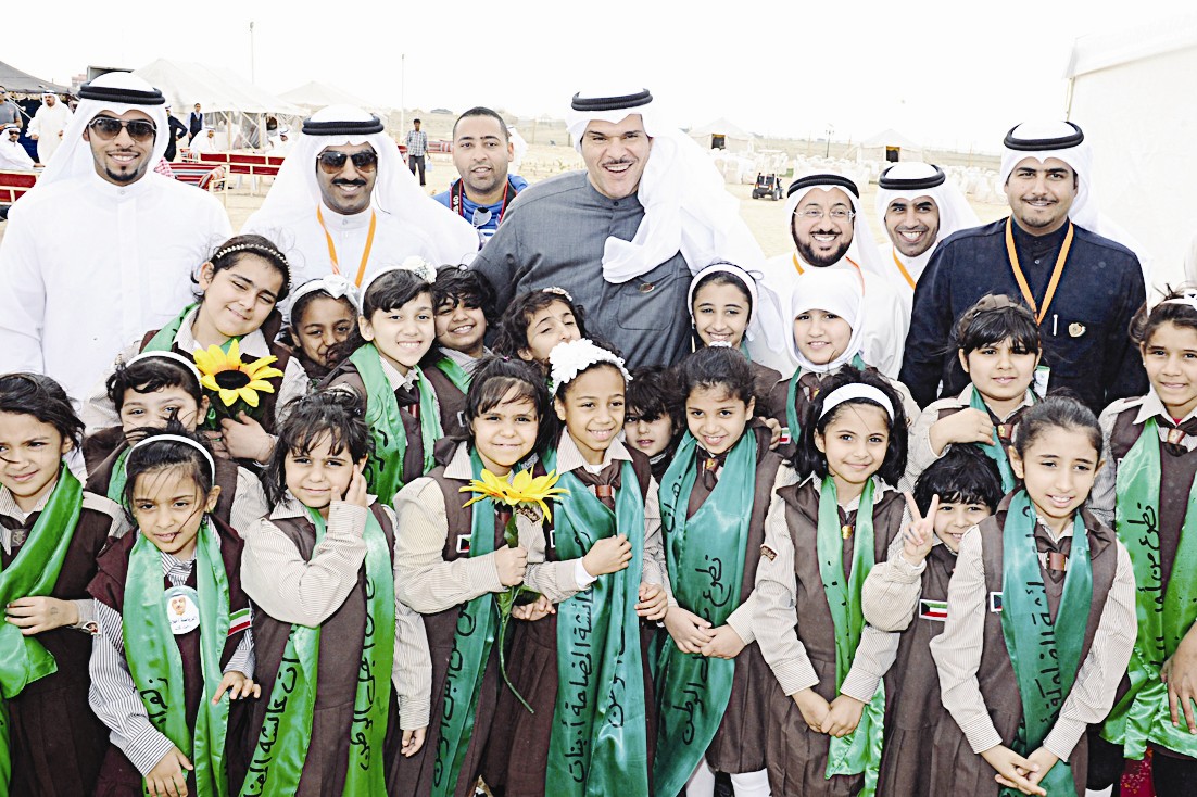 زهرات «التربية» في المخيم (تصوير زكريا عطية)