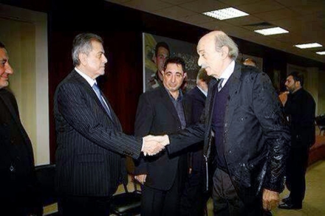 u062cu0646u0628u0644u0627u0637 u0645u0635u0627u0641u062du0627 u0627u0644u0633u0641u064au0631 u0627u0644u0633u0648u0631u064a u0641u064a u0628u064au0631u0648u062a u0623u0645u0633