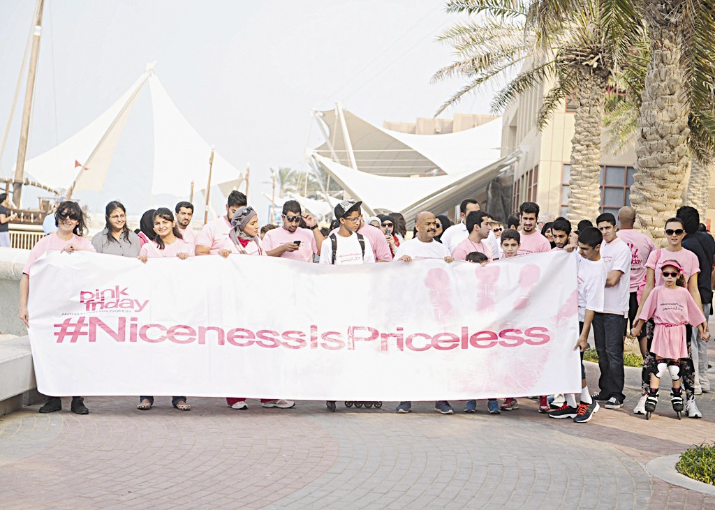 المشاركون يحملون لافتة الماراثون