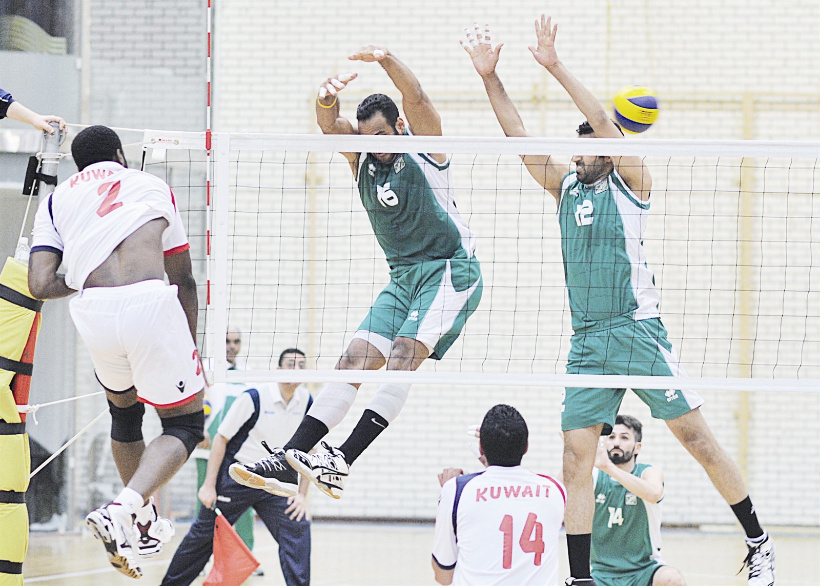 u0627u0644u0645u062du062au0631u0641 u0627u0644u0643u0627u0645u064au0631u0648u0646u064a u064au0633u062fu062f u0628u0642u0648u0629 u0623u0645u0627u0645 u0627u0644u0639u0631u0628u064a (u062au0635u0648u064au0631 u062cu0627u0633u0645 u0628u0627u0631u0648u0646)