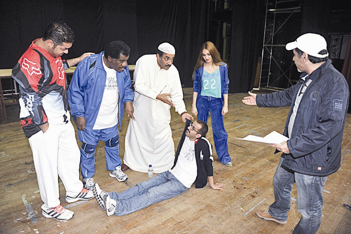 u0645u0634u0647u062f u064au062cu0645u0639 u0641u0631u064au0642 u0627u0644u0639u0645u0644 u0648u0627u0644u0645u062eu0631u062c u064au0648u062cu0647u0647u0645 (u062au0635u0648u064au0631 u0646u0648u0631 u0647u0646u062fu0627u0648u064a)