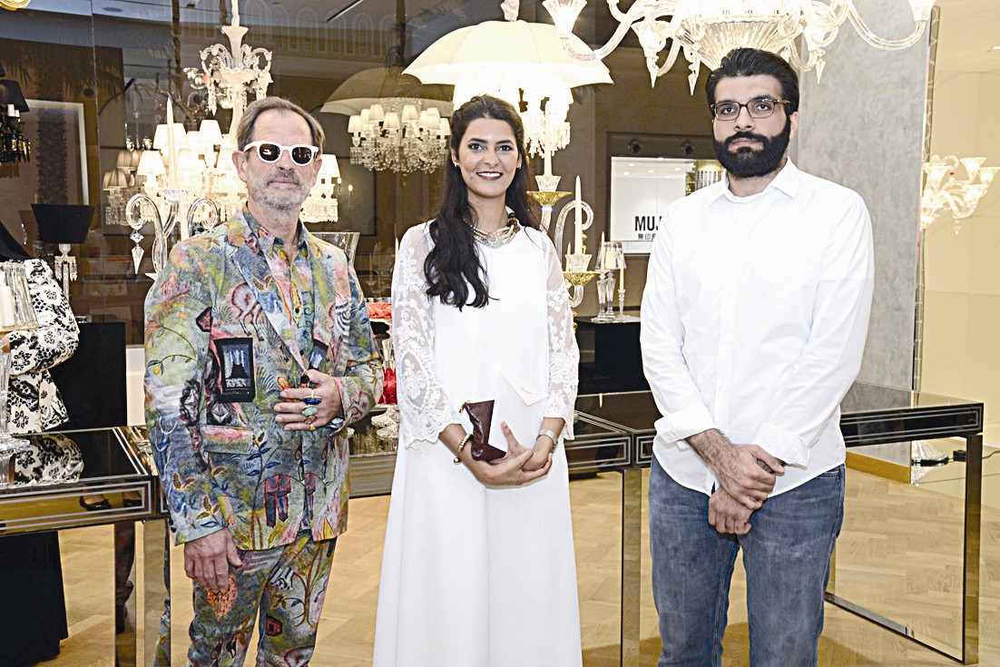 مي البصيري تتوسط عبد العزيز الكندري والمصمم ماتياس