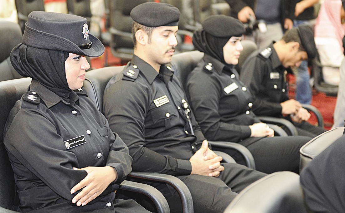 عدد من الضباط والضابطات يتابعون فعاليات الافتتاح