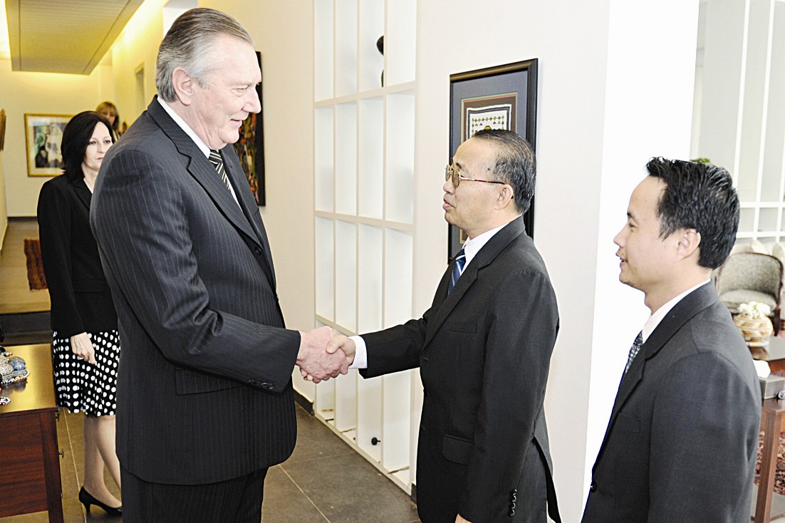 u0627u0644u0633u0641u064au0631 u0627u0644u062cu0646u0648u0628 u0627u0641u0631u064au0642u064a u064au062au0644u0642u0649 u0648u0627u062cu0628 u0627u0644u0639u0632u0627u0621 u0641u064a u0645u0627u0646u062fu064au0644u0627 (u062au0635u0648u064au0631 u062cu0627u0633u0645 u0628u0627u0631u0648u0646)