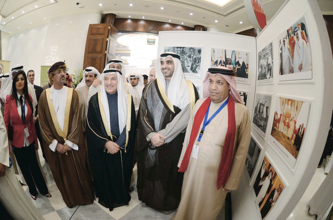 جولة في المعرض المقام في المركز الإعلامي (تصوير أسعد عبدالله)