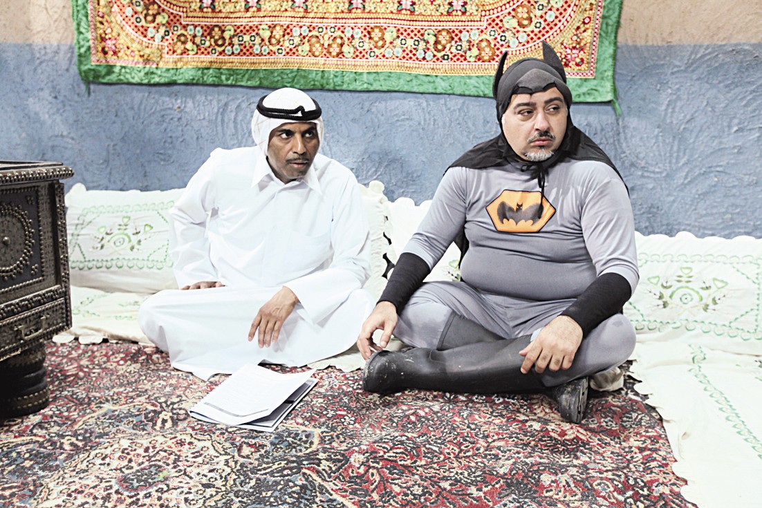 حسن البلام «ضيف المسلسل» بشخصية «باتمان» مع «بوخليفة المداوي»