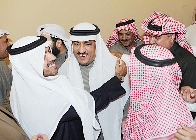 ... ويتلقى التهاني من النائب السابق علي الدقباسي