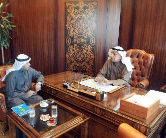 الرومي متحدثا الى الزميل وليد الهولان		 (تصوير أسعد عبدالله)