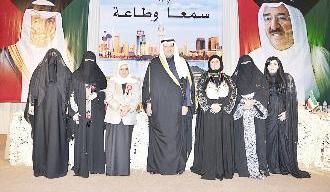 الحمود متوسطا الشاعرات المشاركات 		(تصوير سعد هنداوي)