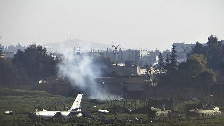 دخان يتصاعد من مطار حلب الدولي	(رويترز)