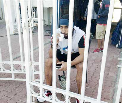 اللاعب فهد العنزي يشاهد لقاء الكويت مع النصر خلف الأبواب المغلقة