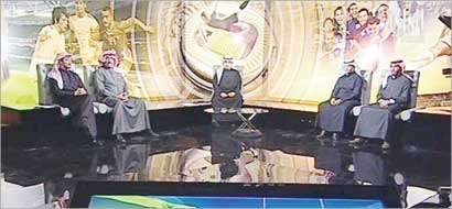 الزميل محمد جوهر حيات يستمع إلى ضيوف «الراي»