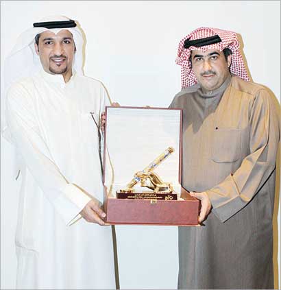 u0623u0646u0633 u0627u0644u0631u0634u064au062f u064au062au0633u0644u0645 u062fu0631u0639u0627u064b u062au0630u0643u0627u0631u064au0629 u0645u0646 u0645u0628u0627u0631u0643 u0639u0628u062fu0627u0644u0639u0632u064au0632