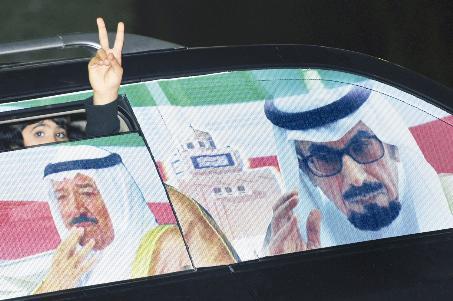 صورتا سمو أمير البلاد والمغفور له الشيخ جابر الأحمد زينتا سيارات المحتفلين