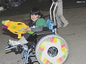 إعاقتها لم تمنعها من رش الماء والاحتفال بالأعياد