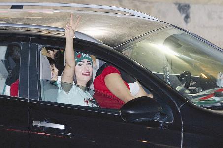 مواطنة ترفع إشارة النصر في ذكرى الاستقلال والتحرير