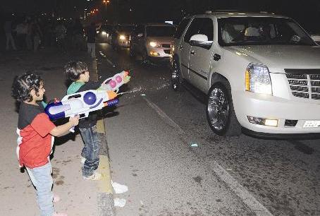 الصغار بالمرصاد للسيارات