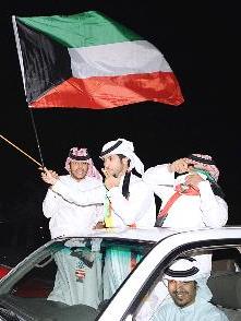 علم الكويت بيد الشباب مرفرفاً في «المسيرات»