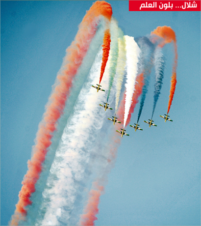 احتفلت الكويت أمس بالعيد الوطني بعرض جوي تدفق منه شلال حب بألوان العلم 	(تصوير نور هنداوي)