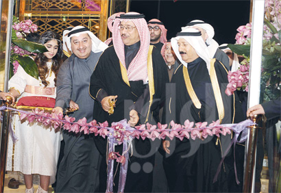 الشيخ جابر المبارك وجواد بوخمسين يقصان شريط الافتتاح		 ( تصوير زكريا عطية)