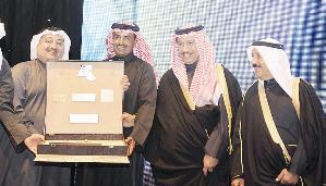 الزميل عماد بوخمسين يقدم درعاً تذكارية للشيخ جابر المبارك