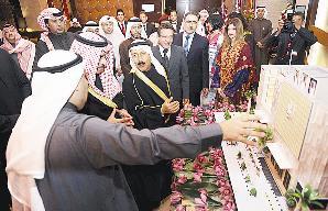 جواد بوخمسين يشرح لرئيس الوزراء تفاصيل المبنى الجديد