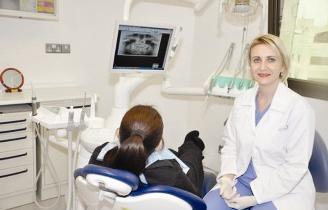 افديك لدى كشفها على إحدى المريضات