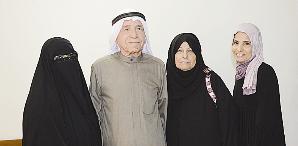 مع رفيقة دربه (زوجته) وابنتيه