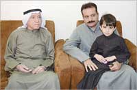 مع حفيده وابنه