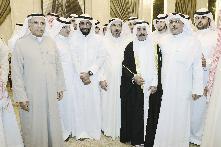 بن حثلين يتوسط عدداً من المهنئين