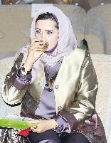 الرشيدي ترتشف القهوة قبل إلقاء كلمتها