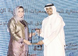 ... وتتلقى درعاً تذكارية	 (تصوير جلال معوض)