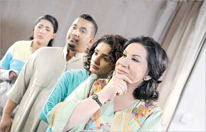 سعاد عبد الله ومرام البلوشي ويوسف الحشاش مع ملاك في أحد المشاهد 