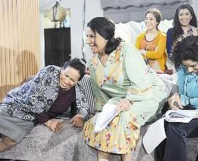 أجواء عائلية بين أم سوزان وأم طلال	(تصوير أسعد عبد الله)