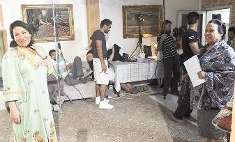 			     ام سوزان وام طلال في انتظار بدء التصوير 