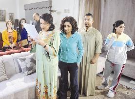 	           استعداد من ام طلال لبدء التصوير 