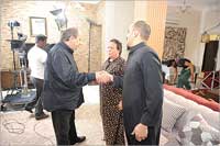 المنتج عامر صبّاح ملقياً التحية على أم سوزان والبريكي 