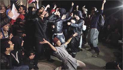 متظاهرون مصريون مناوئون لحكم جماعة الإخوان يرقصون «هارلم شيك» امام مقر الجماعة الرئيسي