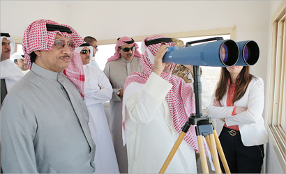 الراشد يعاين الجانب العراقي من الحدود وبجانبه المبارك