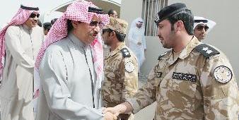 المبارك وصباح الخالد يصافحان الضباط