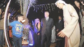 الأمير اندرو وضاري الوزان يتابعان شرحاً من أحد الأطفال	 (تصوير أسعد عبدالله)