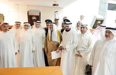 الحمود متوسطا النواب عقب رفع الجلسة 		(تصوير موسى عياش)