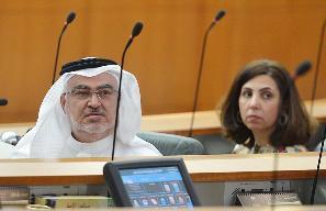 رولا دشتي وخليل الصالح يتابعان الجلسة