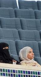 فتاتان تتابعان الجلسة