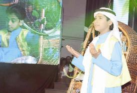 طفل يؤدي فقرته «الدينية»