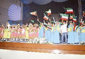 أطفال يحملون أعلام الكويت