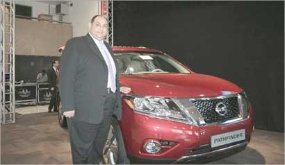  شلبي بجانب السيارة الجديدة