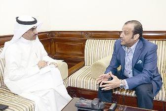 الرشدان في ديوانية «الراي» ومتابعة من الزميل فهاد الفحيمان	(تصوير طارق عز الدين)