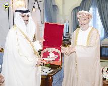 الراشد يتسلم درعاً تذكارية من محافظ ظفار